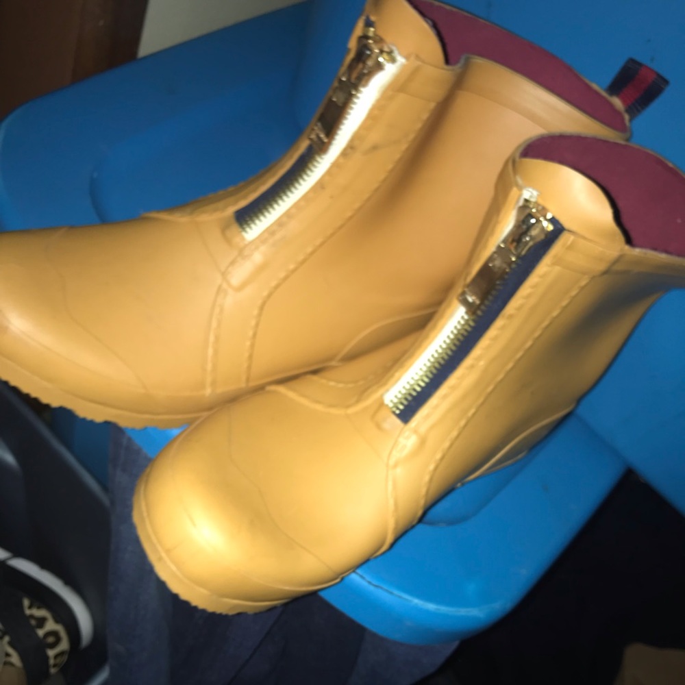 Tommy Rain Boots ❤️